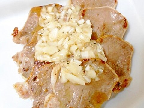 ねぎ塩ダレで　焼き豚タン